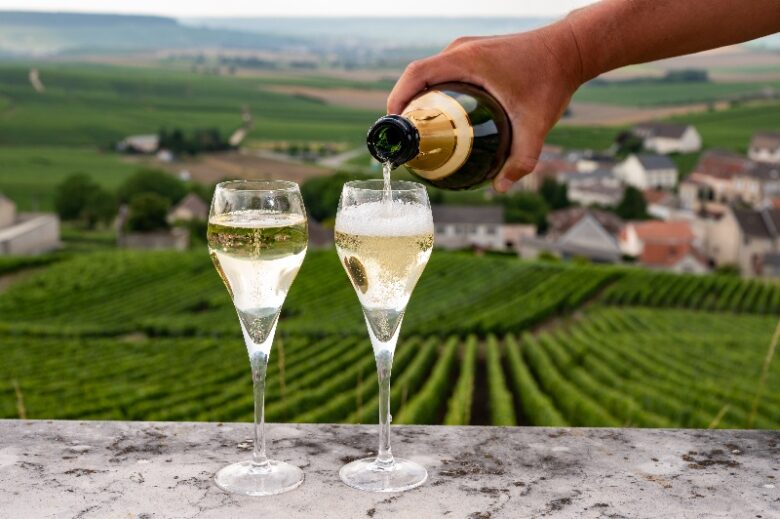 「シャンパン」と「スパークリングワイン」の違いってなに？定義や製法を詳しく解説